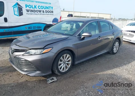 2018 Toyota Camry Le z USA, uszkodzony, nr VIN 4T1B11HK4JU528986